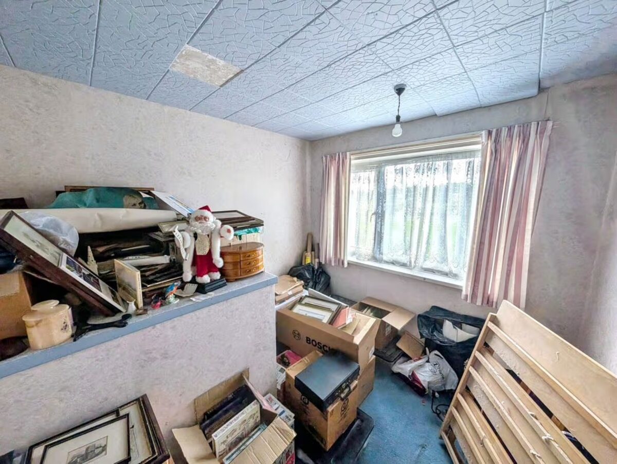 Box bedroom before refurbishment